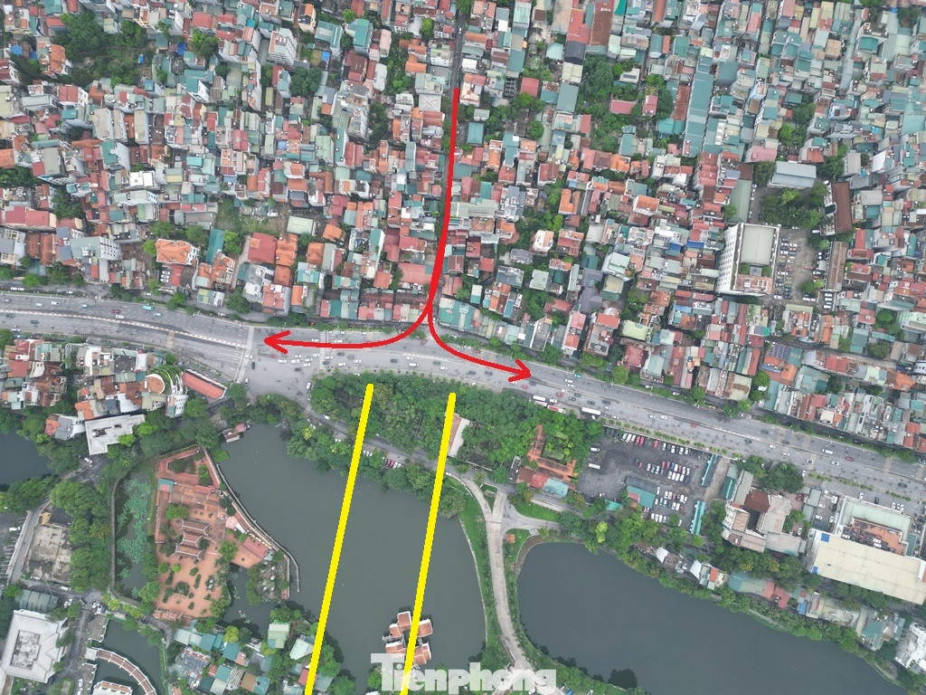 Vị trí đường xuống cầu Tứ Liên phải quay ngang khi giao với đường Nghi Tàm (đường màu đỏ)- vị trí được đề xuất xây hầm ngầm qua Hồ Tây (đường màu vàng). Vị trí đường xuống cầu Tứ Liên phải quay ngang khi giao với đường Nghi Tàm (đường màu đỏ)- vị trí được đề xuất xây hầm ngầm qua Hồ Tây (đường màu vàng).