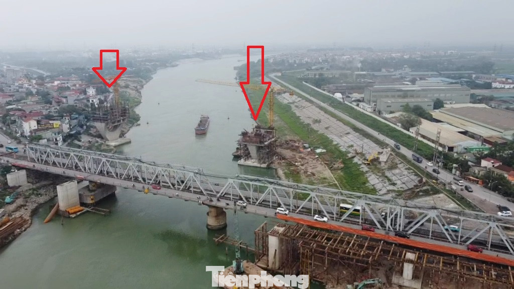 Từ thực tế trên, Bộ Xây dựng (trước đó là Bộ GTVT) đã bố trí hơn 1.800 tỷ ngân sách xây công trình cầu Đuống mới (mũi tên).