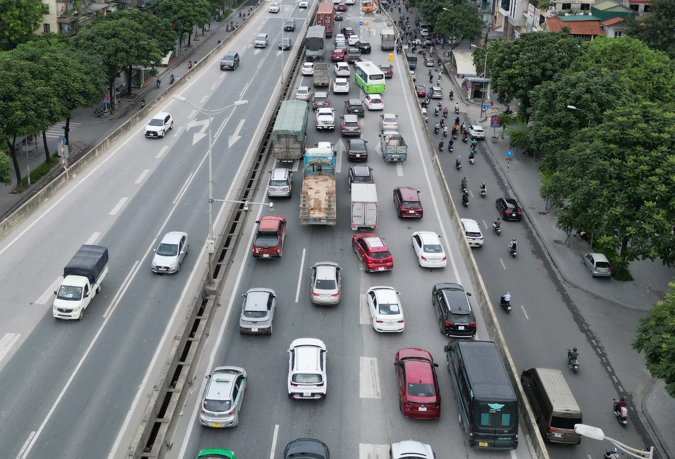 Đến gần 12h trưa 5/7, ùn tắc ở đường Vành đai 3 trên cao vẫn còn kéo dài.