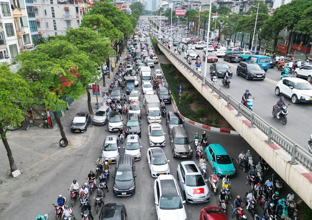 Ùn tắc kéo dài tại nút giao Trần Duy Hưng - Láng những ngày qua.