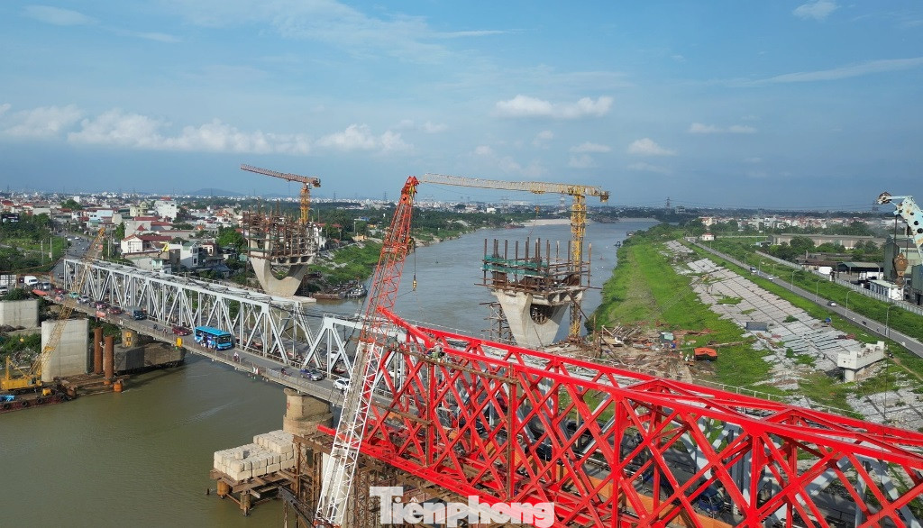 Do xây dựng nằm sát cầu đuống cũ nên cầu đường sắt mới vượt sông Đuống đang phải vừa thi công vừa đảm bảo giao thông cho cho cả phương tiện đường bộ và đường sắt lưu thông ở cầu Đuống hiện hữu.