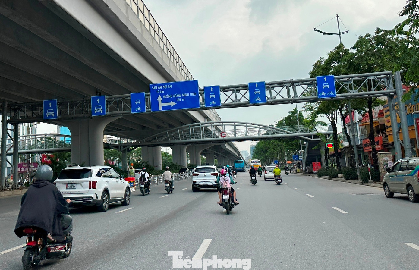 Trong những ngày đầu có biển báo và hàng rào sắt phân làn xe, nhiều chủ phương tiện chưa quen, di chuyển xe còn lộn xộn, không theo biển báo, thậm chí nhiều loại xe còn đi vào một làn, gây ùn tắc.