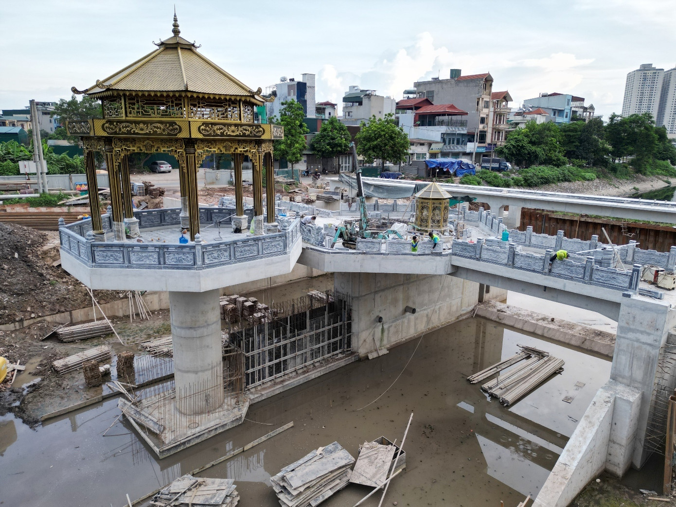 Đập bao gồm các phần xây dựng chính, gồm: Thân đập, van điều tiết, trạm bơm, cầu đi bộ và có đài quan sát nằm trên sàn đập, có kiến trúc lạ mắt. Đập bao gồm các phần xây dựng chính, gồm: Thân đập, van điều tiết, trạm bơm, cầu đi bộ và có đài quan sát nằm trên sàn đập, có kiến trúc lạ mắt.