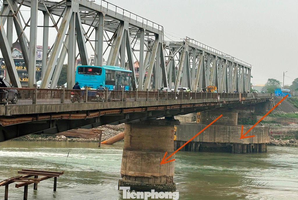 Việc xây dựng cầu Đuống mới được đánh giá là cấp bách, vì hiện nay cầu Đuống cũ vừa quá tải lưu lượng xe, vừa xuống cấp nghiêm trọng, trong đó mặt cầu và trụ cầu đều bị hư hỏng, bị xói mòn và trơ cả lõi thép.