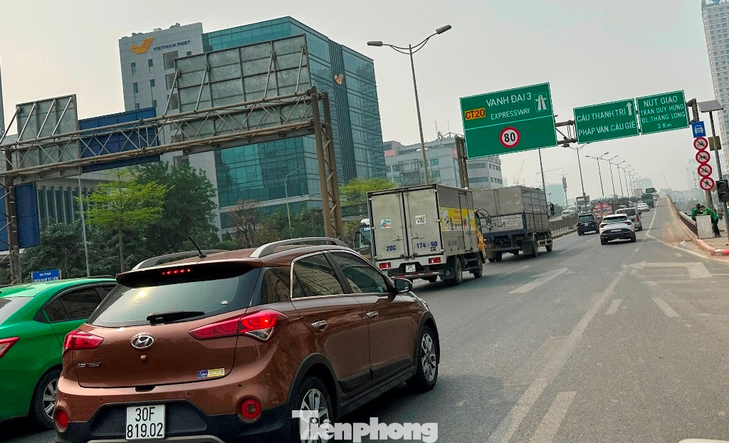 Hà Nội thực hiện đếm xe và xén dải phân cách để giảm ùn tắc trên một số tuyến phố, nút giao.