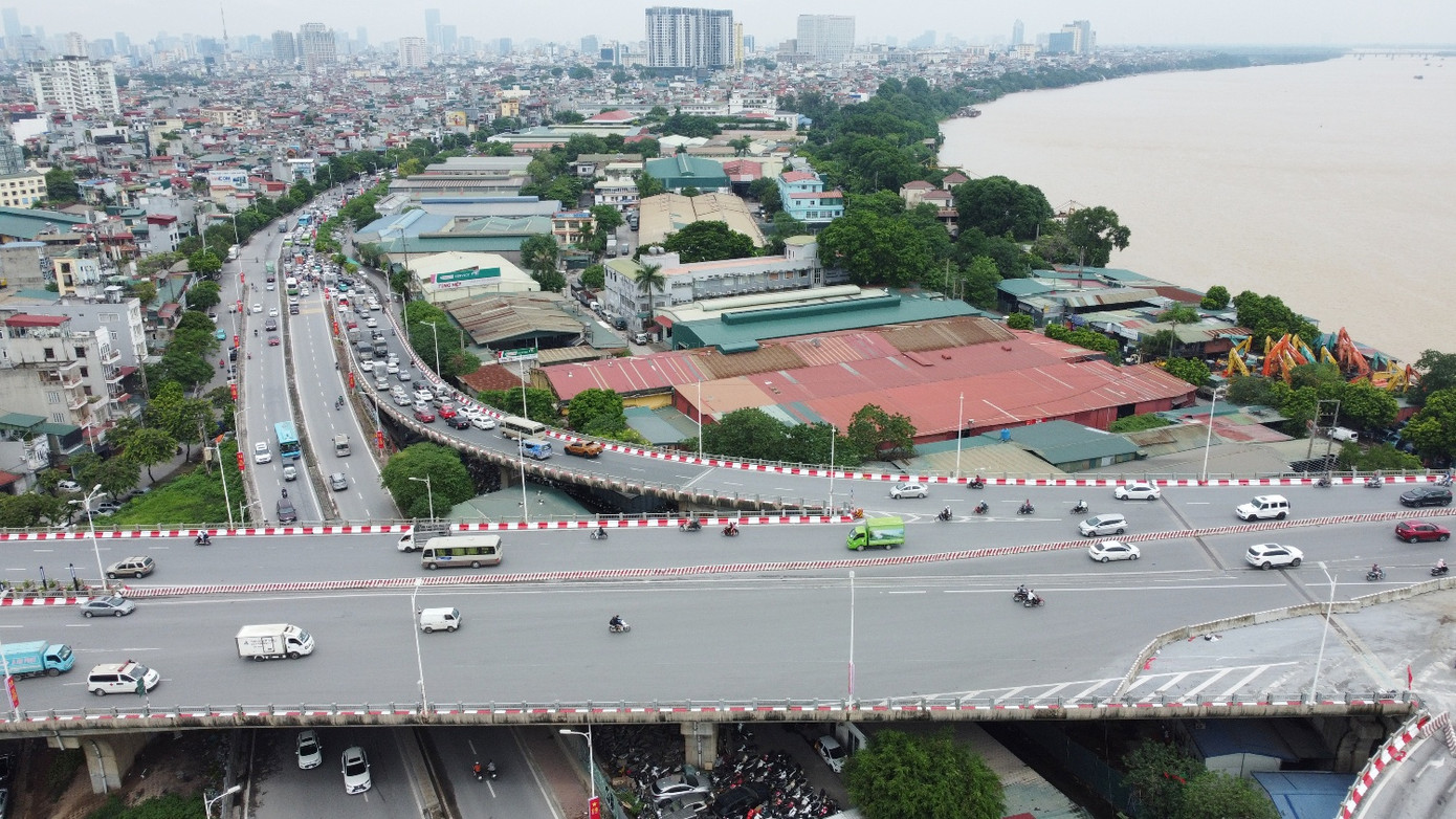 Tuy nhiên, tại vị trí đường dẫn cầu Vĩnh Tuy ở nội thành, do quỹ đất khu vực phía ngoài sông hạn hẹp, chủ yếu là nhà dân nên để xây dựng đại lộ đi qua và kết nối với cầu Vĩnh Tuy đang là câu hỏi lớn về tính khả thi. Tuy nhiên, tại vị trí đường dẫn cầu Vĩnh Tuy ở nội thành, do quỹ đất khu vực phía ngoài sông hạn hẹp, chủ yếu là nhà dân nên để xây dựng đại lộ đi qua và kết nối với cầu Vĩnh Tuy đang là câu hỏi lớn về tính khả thi.