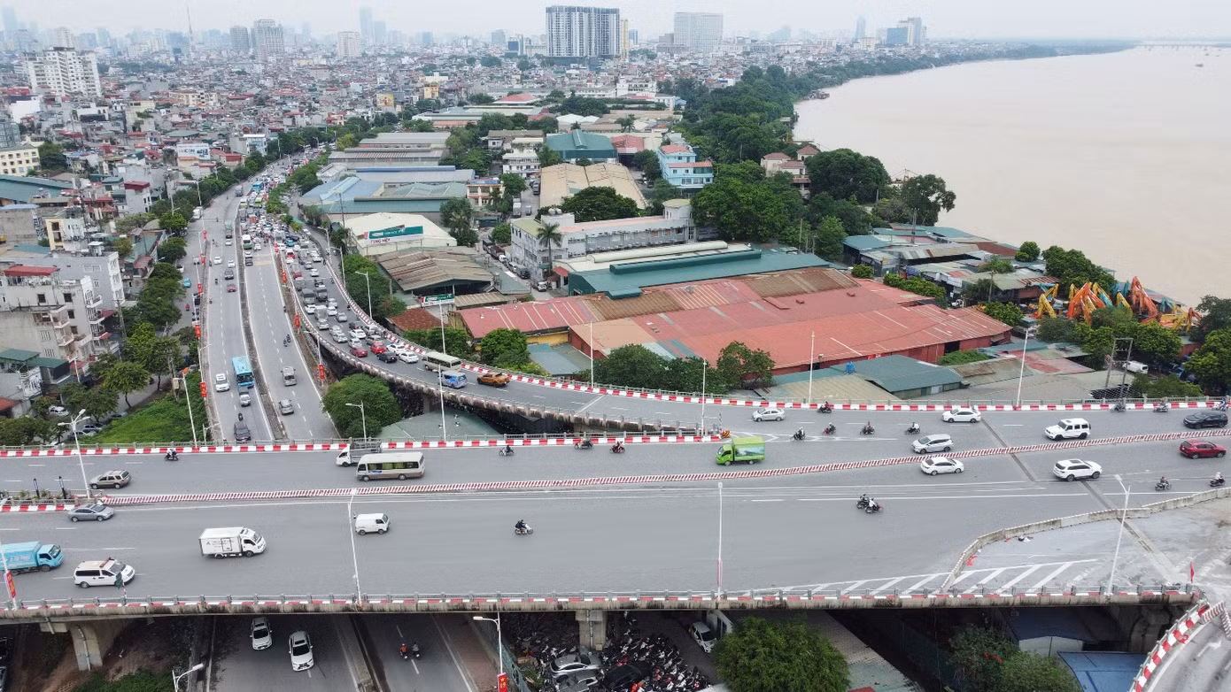 Tuy nhiên, tại vị trí đường dẫn cầu Vĩnh Tuy ở nội thành, do quỹ đất khu vực phía ngoài sông hạn hẹp, chủ yếu là nhà dân nên để xây dựng đại lộ đi qua và kết nối với cầu Vĩnh Tuy đang là câu hỏi lớn về tính khả thi.