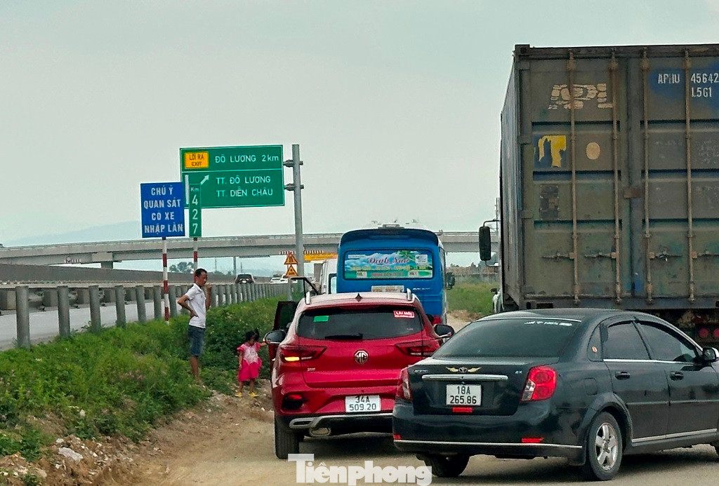 Do không tiếp cận được sân và nhà dừng nghỉ tạm, một số lái xe, tài xế di chuyển cùng gia đình đã cho người thân, trẻ em xuống dừng nghỉ ở đường ra vào trạm. Do không tiếp cận được sân và nhà dừng nghỉ tạm, một số lái xe, tài xế di chuyển cùng gia đình đã cho người thân, trẻ em xuống dừng nghỉ ở đường ra vào trạm.