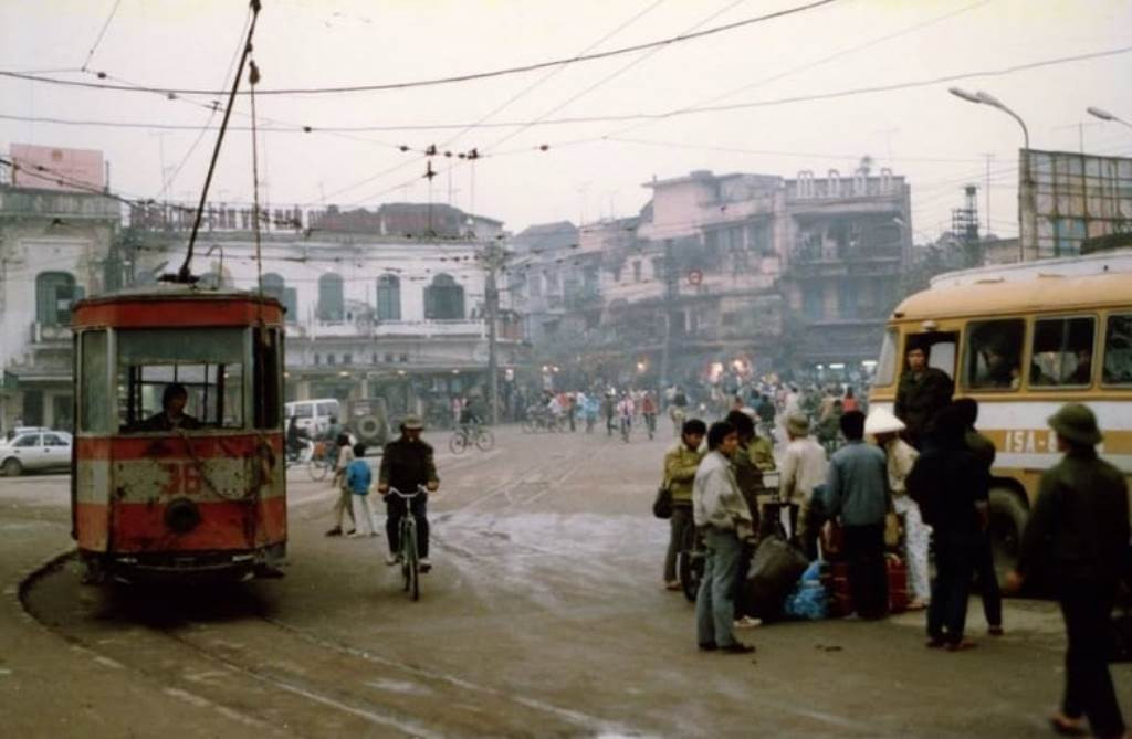 Tại khu vực phía trước sảnh nhà điều hành bến tàu điện là hoạt động đón trả khách của các tuyến tàu điện bánh sắt, bánh hơi