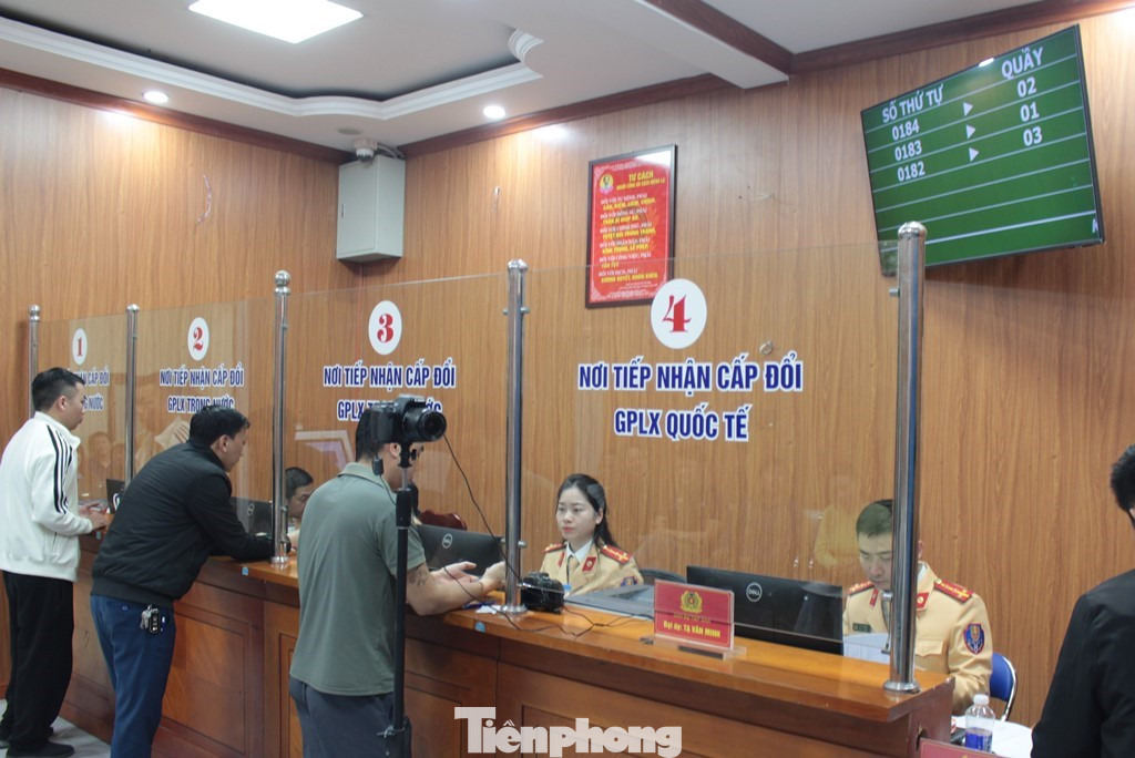 Tại điểm cấp đổi GPLX ở Hà Đông, CSGT Hà Nội đã bố trí đến 4 cửa tiếp nhận hồ sơ nhưng luôn trong tình trạng đông người dân đứng làm thủ tục.