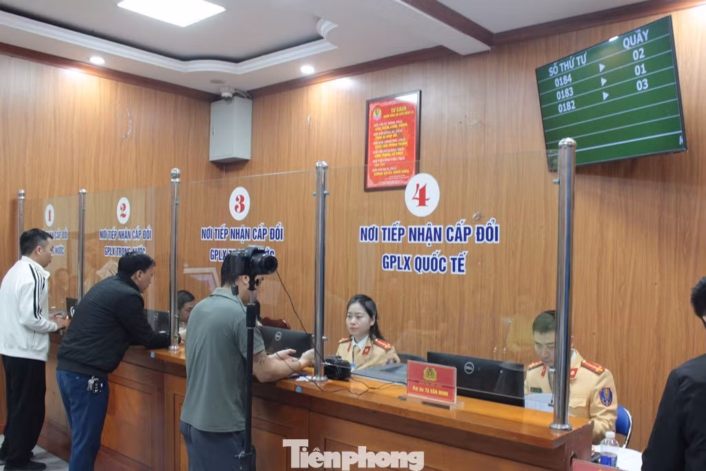 Tại điểm cấp đổi GPLX ở Hà Đông, CSGT Hà Nội đã bố trí đến 4 cửa tiếp nhận hồ sơ nhưng luôn trong tình trạng đông người dân đứng làm thủ tục.