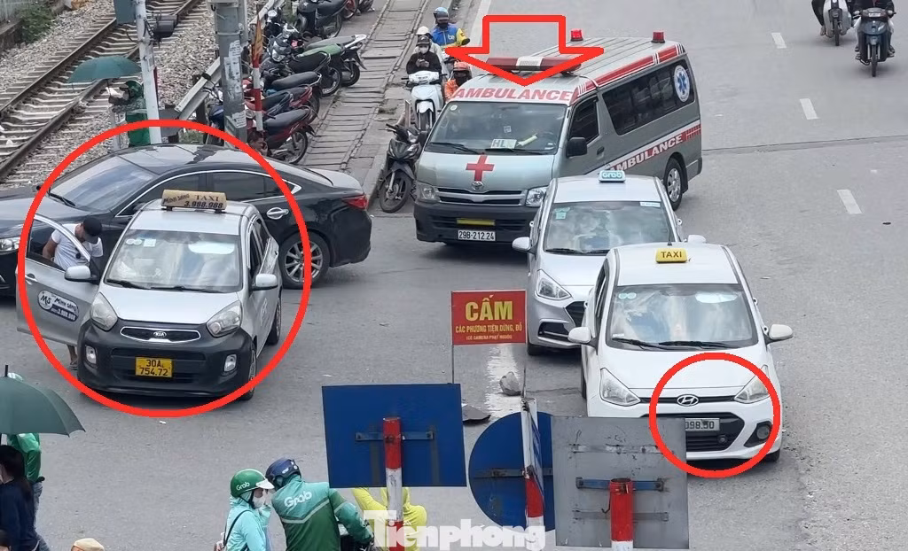 Thời điểm 10 giờ sáng 21/5, một xe cấp cứu (mũi tên) đã gặp khó khăn và mất rất nhiều thời gian để tiếp cận bệnh viện Bạch Mai. Thậm chí, biết có xe cấp cứu phía sau (xe hú còi) nhưng tài xế taxi BKS 30A-75472 vẫn thản nhiên dừng đỗ ngay lối ra vào bệnh viện, thậm chí tài xế còn xuống đường đứng mở cửa xe, không hề di chuyển nhường lối vào cho xe cấp cứu.