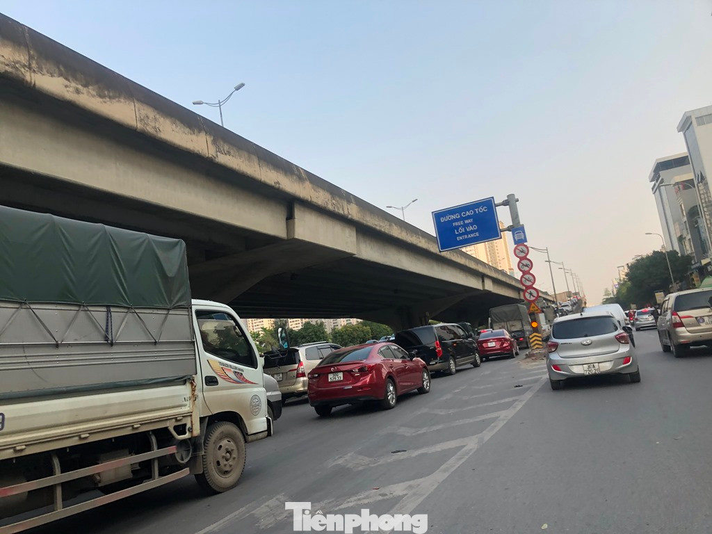 Đội CSGT số 6, Phòng CSGT Hà Nội cho biết, nguyên nhân chính ùn tắc tại nút giao Trung Hòa và đường Khuất Duy Tiến là cùng với mật độ phương tiện đông, tại đây đang có một lượng lớn xe tải, xe khách từ đại lộ Thăng Long đổ vào, sau đó đi "cắt ngang" qua nút giao để lên đường trên cao. Tình trạng này đã gây xung đột, ùn ứ giao thông.