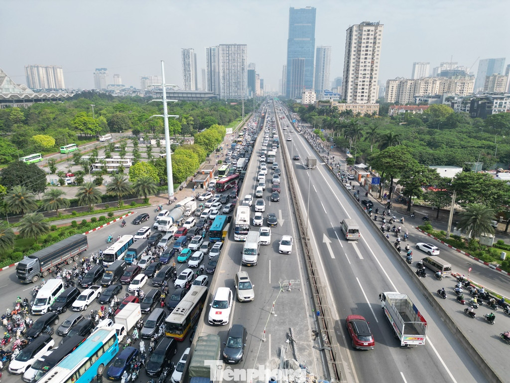 Thời điểm 8h30 sáng 13/5, ùn tắc ở đường trên cao theo hướng từ cầu Thăng Long về nút giao Thanh Xuân đã kéo dài hàng km. Thời điểm 8h30 sáng 13/5, ùn tắc ở đường trên cao theo hướng từ cầu Thăng Long về nút giao Thanh Xuân đã kéo dài hàng km.