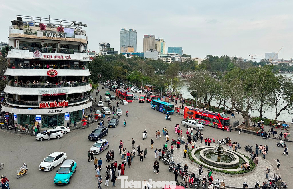 Khu vực phía trước tòa nhà Hàm cá mập vừa là quảng trường vừa là nút giao thông (ngã 5) lớn nên hàng ngày lượng người và xe lưu thông rất đông.