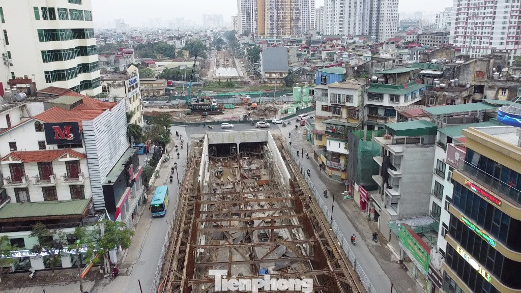 Sau hơn 2 năm khởi công, hiện dự án đã thi công cơ bản xong đường dẫn lên xuống hầm ở phía phố Định Công và Kim Đồng