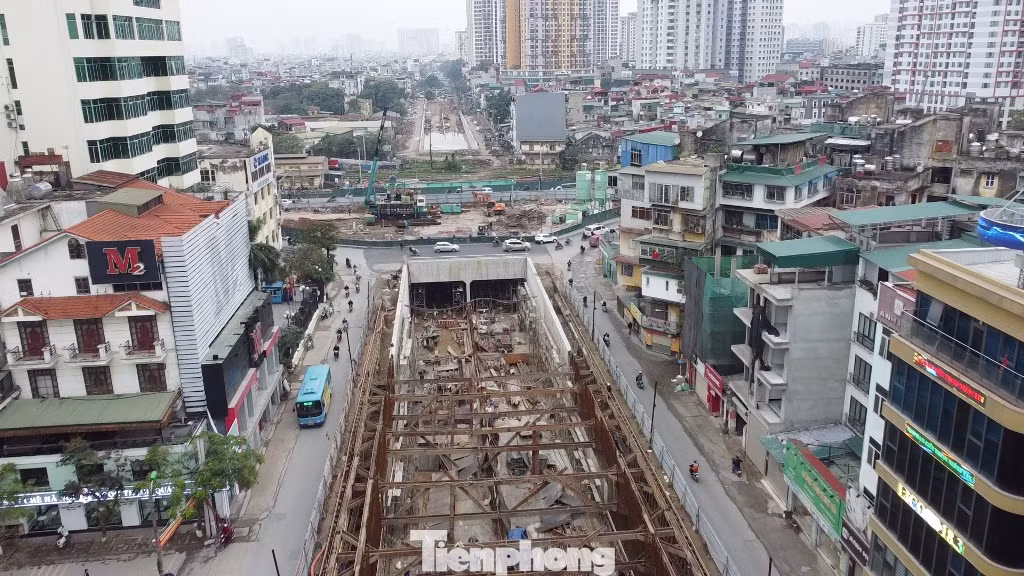 Sau hơn 2 năm khởi công, hiện dự án đã thi công cơ bản xong đường dẫn lên xuống hầm ở phía phố Định Công và Kim Đồng