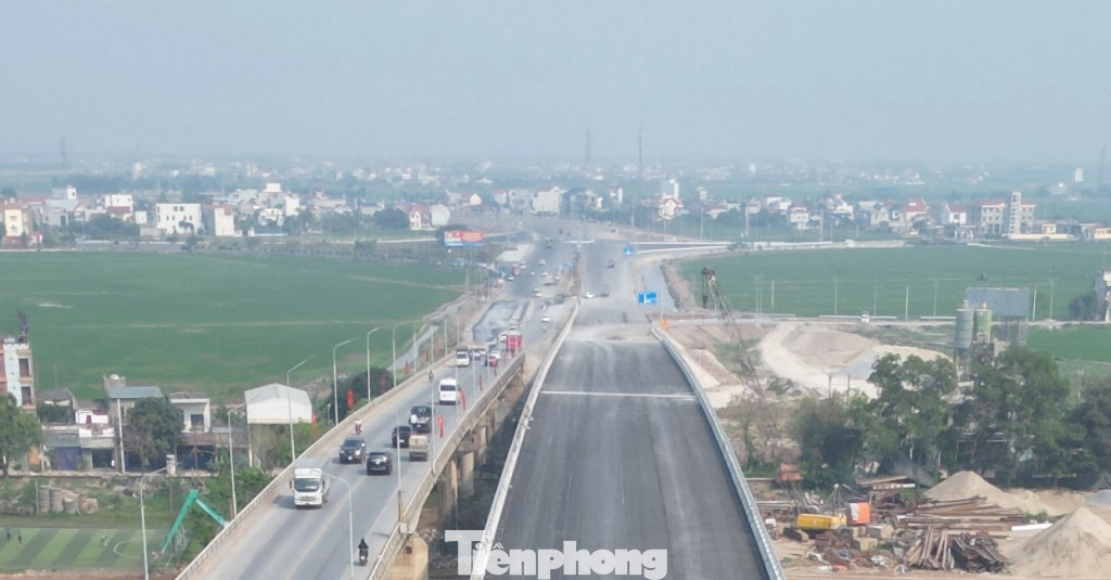 Sau khi hoàn thành, cầu sẽ giảm tải lưu lượng xe trên cầu Lạc Quần cũ đang thường xuyên ùn tắc vào dịp cao điểm, giúp hành trình từ thành phố Nam Định và xe từ Hà Nội về các huyện phía đông Nam và ven biển Nam Định thông suốt, thuận lợi hơn.