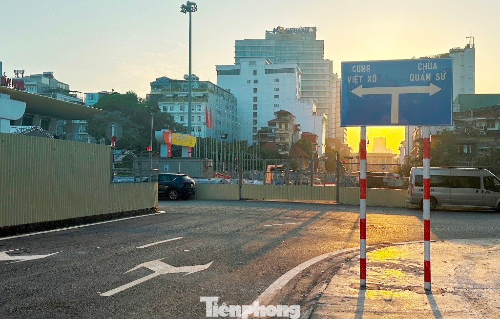 Ngoài thông đường từ Trần Bình Trọng đến phố Quán Sứ, tại nút giao với phố Quán Sứ, phương tiện tại đây có thể lưu thông từ nút giao vào Cung văn hóa hữu nghị Việt Xô.