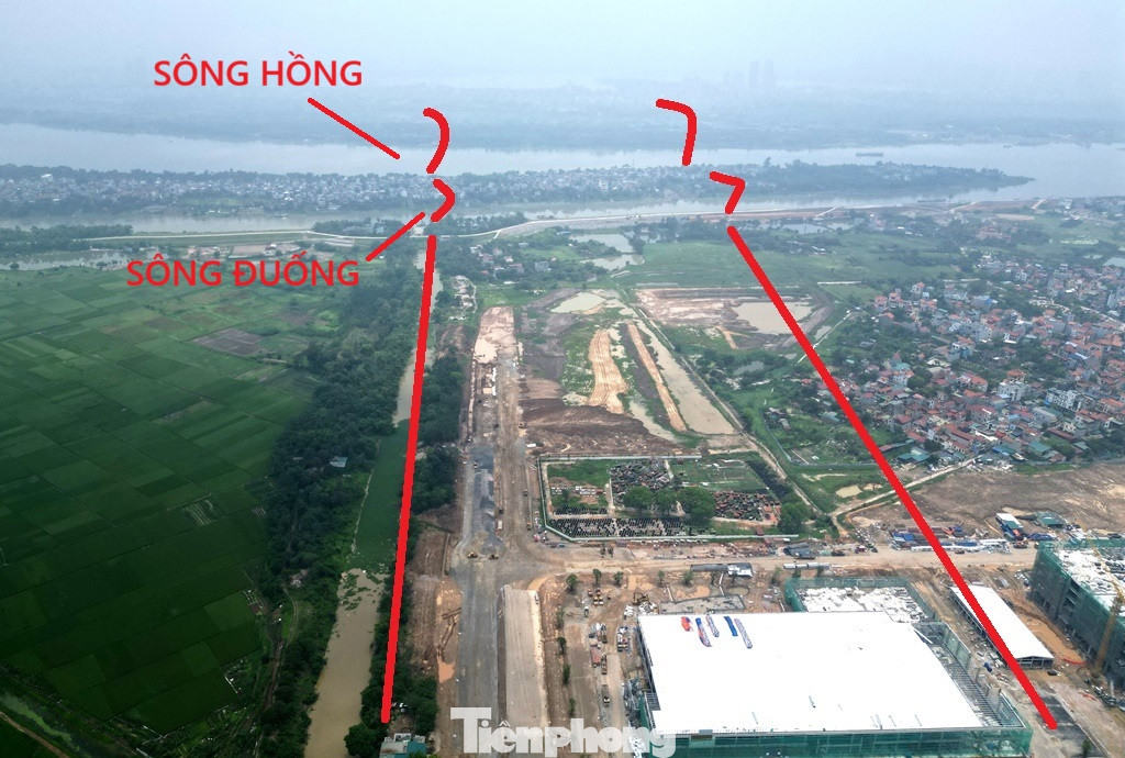 Do tính cấp bách của dự án nên chỉ sau 1 tuần khởi công, các nhà thầu đã san ủi mặt bằng, thi công được khoảng 2 km đường dẫn phía Đông Anh để tiếp cận sông Đuống trước. Do tính cấp bách của dự án nên chỉ sau 1 tuần khởi công, các nhà thầu đã san ủi mặt bằng, thi công được khoảng 2 km đường dẫn phía Đông Anh để tiếp cận sông Đuống trước.