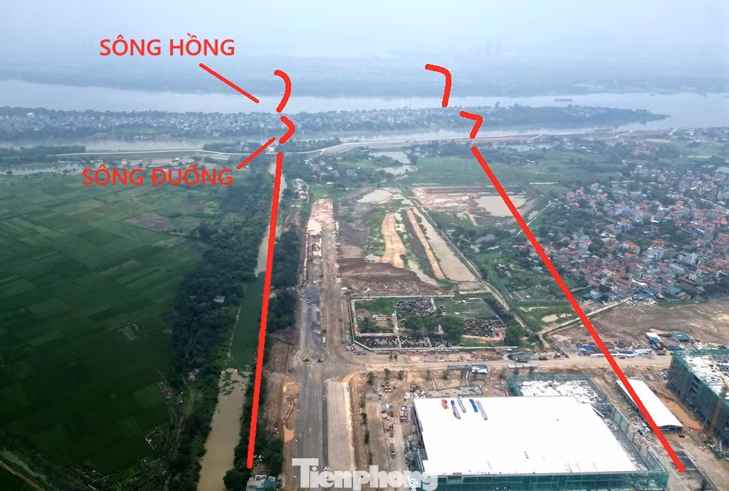 Do tính cấp bách của dự án nên chỉ sau 1 tuần khởi công, các nhà thầu đã san ủi mặt bằng, thi công được khoảng 2 km đường dẫn phía Đông Anh để tiếp cận sông Đuống trước. Do tính cấp bách của dự án nên chỉ sau 1 tuần khởi công, các nhà thầu đã san ủi mặt bằng, thi công được khoảng 2 km đường dẫn phía Đông Anh để tiếp cận sông Đuống trước.