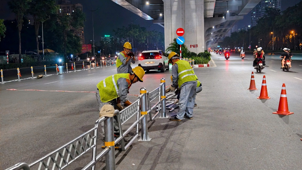 Khi các đơn vị thi công lắp đặt một số dải phân cách sắt ở giữa lòng đường ở cả hai chiều đường Phạm Văn Đồng và Võ Chí Công, dẫn đến ô tô đang lưu thông từ 5 - 6 làn giờ một số đoạn chỉ còn 2 - 3 làn, tạo nút thắt cổ chai.
