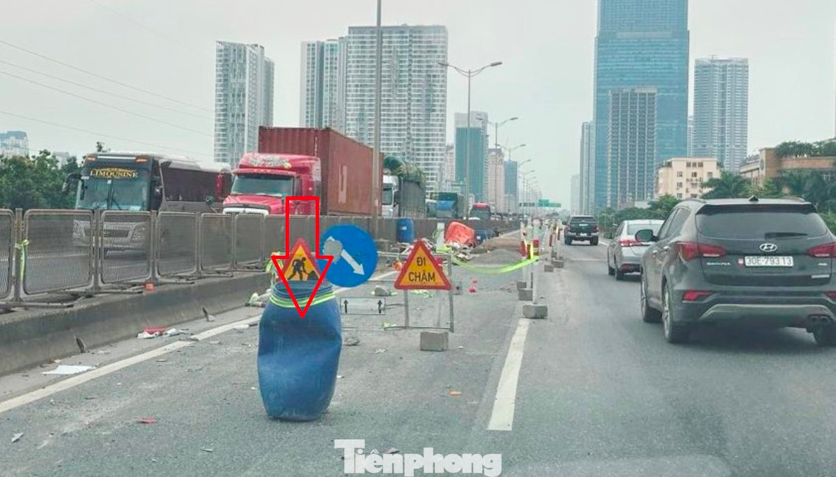 Thậm chí một số công trường đã để các thùng nhựa thay thế người điều tiết giao thông. Do không có đèn cảnh báo nên một số thùng nhựa này bị xe ô tô nhiều lần tông lõm, hư hỏng. Thậm chí một số công trường đã để các thùng nhựa thay thế người điều tiết giao thông. Do không có đèn cảnh báo nên một số thùng nhựa này bị xe ô tô nhiều lần tông lõm, hư hỏng.