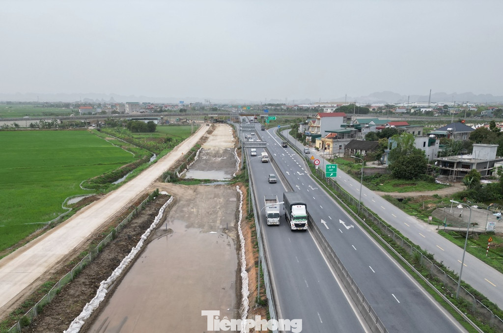 Mỗi khi có phương tiện vượt hoặc đi song song nhau là "bịt" cả chiều đường.