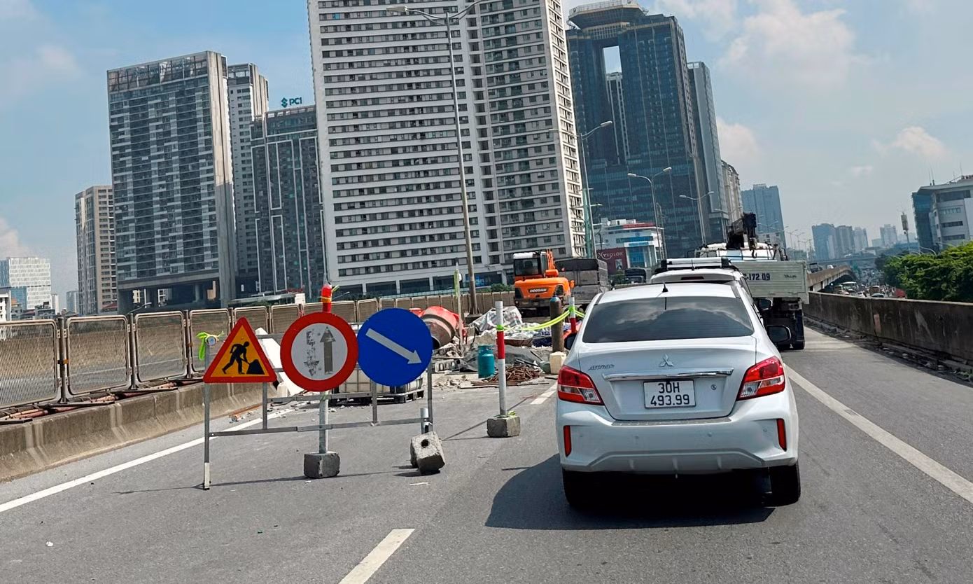 Được Sở Xây dựng cho phép thi công trong thời gian từ 12/5 đến 1/7/2025, tuy nhiên đến nay các công trường thi công sửa chữa khe co giãn và mặt đường ở đường Vành đai 3 trên cao chiều Big C - Mai Dịch vẫn tồn tại trên đường. Ảnh chụp sáng 5/7.