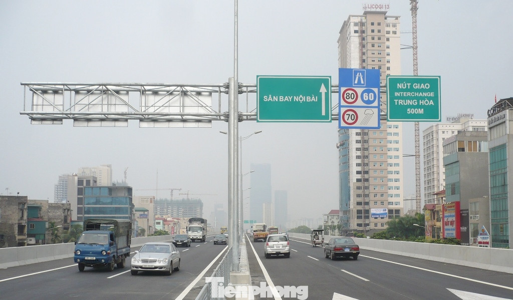 Với mục tiêu tạo ra một trục giao thông đồng bộ, hiện đại về hạ tầng và giảm ùn tắc tại khu vực phía Tây nam thành phố, năm 2012, Bộ GTVT và UBND thành phố Hà Nội đã thông xe đường Vành đai 3 trên cao - hoàn thiện đường Vành đai 3 đoạn Pháp Vân - Mai Dịch theo quy hoạch. Ảnh chụp năm 2012.