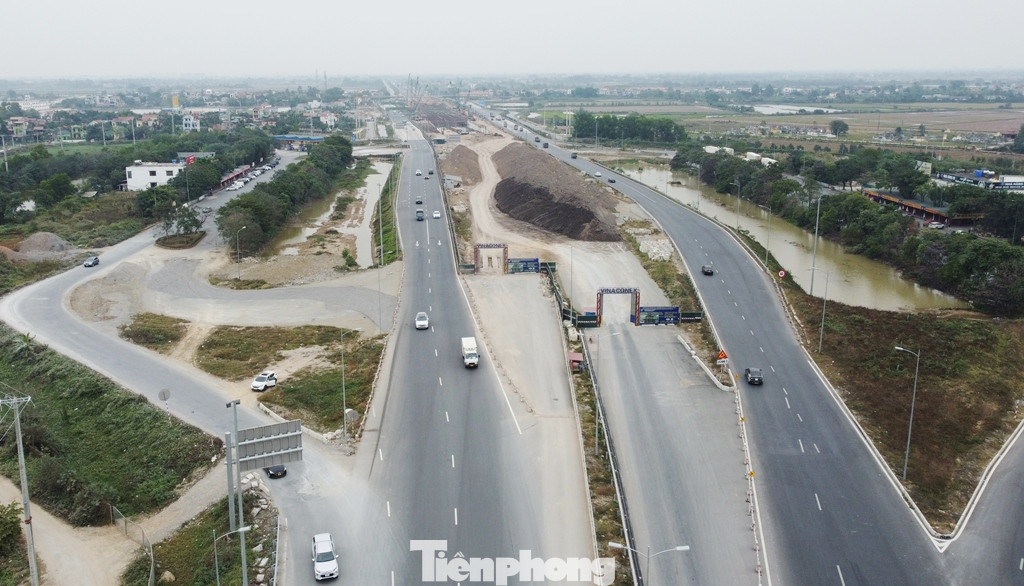 Cao tốc Pháp Vân (Hà Nội) - Ninh Bình đoạn qua xã Tiên Hiệp, thành phố Phủ Lý (Hà Nam) đang thi công xây dựng nút giao Phú Thứ để kết nối đường Vành đai 5 và các tuyến đường địa phương.