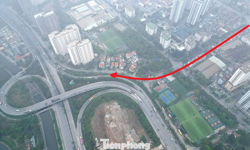 Trao đổi với PV Tiền Phong, trung tá Phạm Đức Hoàng, Đội trưởng Đội CSGT số 14, Phòng CSGT Hà Nội cho biết, Đội đã nắm được đề xuất này và thấy rằng nếu thực hiện được sẽ giảm được lưu lượng xe vào nội thành và nút giao Ngọc Hồi - Pháp Vân - Giải Phóng. "Phương án này vừa được đại diện Sở Xây dựng phối hợp với Đội CSGT 14 khảo sát ở thực tế, kết luận cuối cùng Đội đang chờ ý kiến thông báo của Sở Xây dựng để có thể triển khai ở thực tế" - ông Hoàng nói.