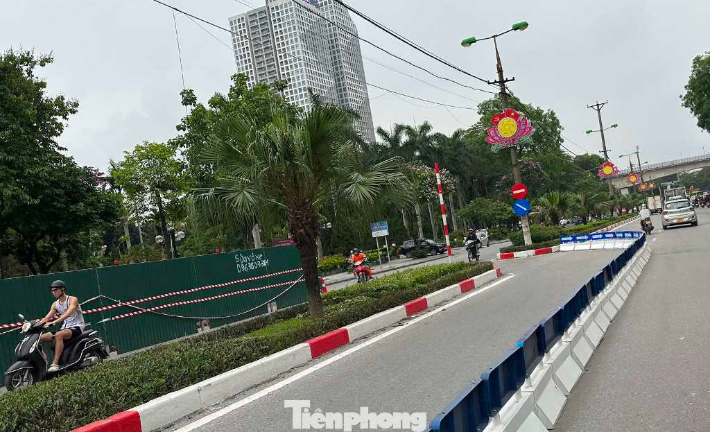 Cùng với đó, tuyến đường Phùng Hưng (đường 70) cũng có hàng rào thi công chiếm dụng hơn nửa lòng đường vừa được dựng lên.