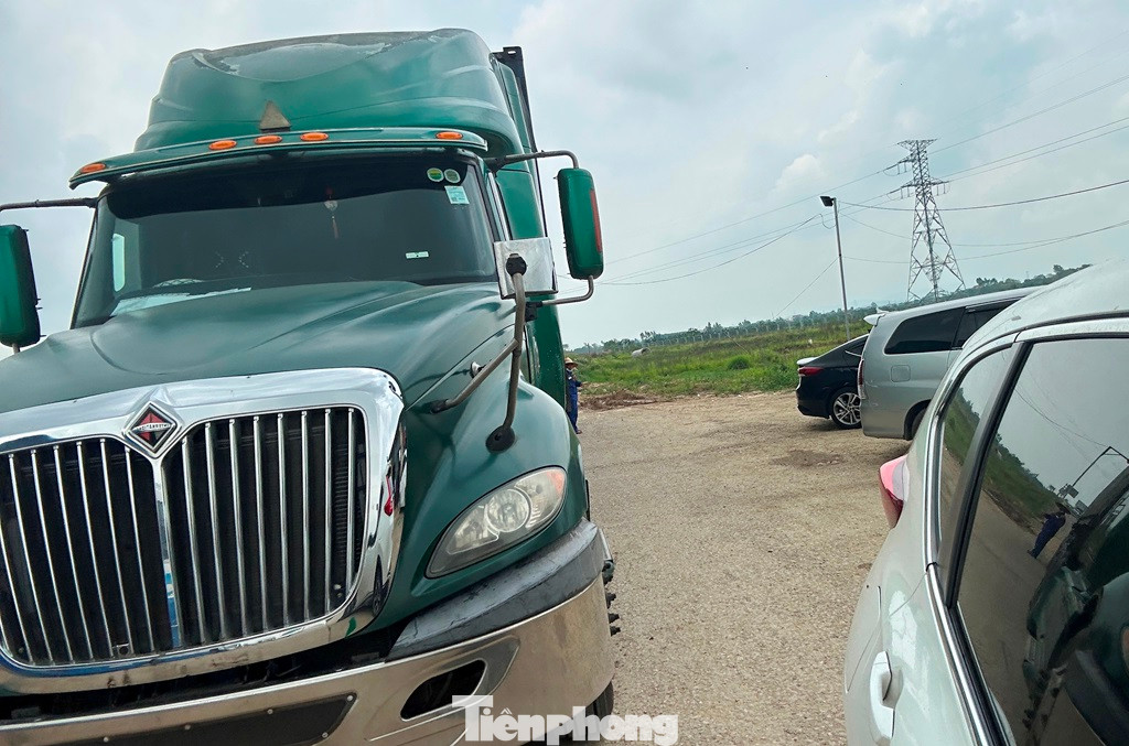 Nhiều người dân là lái xe và tài xế cho biết, do trạm dừng nghỉ hạn hẹp, việc quản lý trạm thông báo mỗi xe chỉ vào dừng nghỉ dưới 30 phút có thể phù hợp với người đi xe ô tô con, với tài xế chạy xe tải đường dài, khuyến cáo này đang gây khó khăn. "Vì mỗi lần phải nghỉ là chúng tôi đã chạy xe khoảng 4 giờ đồng hồ, có lần nghỉ vào đêm khuya hoặc buổi trưa, cần có thời gian nghỉ ngơi tối thiểu từ 30 đến 1 giờ để vừa đảm bảo sức khỏe, vừa tuân thủ quy định tài xế không lái xe liên tục quá 4 giờ mỗi lần" - anh Thạo, một tài xế đường dài cho biết. Nhiều người dân là lái xe và tài xế cho biết, do trạm dừng nghỉ hạn hẹp, việc quản lý trạm thông báo mỗi xe chỉ vào dừng nghỉ dưới 30 phút có thể phù hợp với người đi xe ô tô con, với tài xế chạy xe tải đường dài, khuyến cáo này đang gây khó khăn. "Vì mỗi lần phải nghỉ là chúng tôi đã chạy xe khoảng 4 giờ đồng hồ, có lần nghỉ vào đêm khuya hoặc buổi trưa, cần có thời gian nghỉ ngơi tối thiểu từ 30 đến 1 giờ để vừa đảm bảo sức khỏe, vừa tuân thủ quy định tài xế không lái xe liên tục quá 4 giờ mỗi lần" - anh Thạo, một tài xế đường dài cho biết.