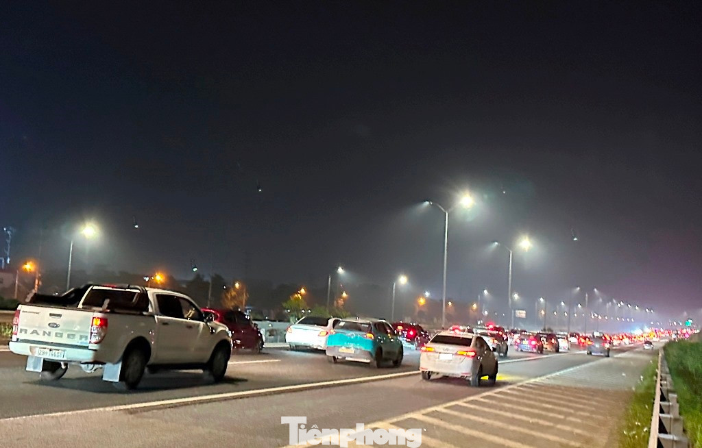 Ùn tắc kéo dài dẫn đến nhiều xe đã đi vào cả làn đường khẩn cấp. Ùn tắc kéo dài dẫn đến nhiều xe đã đi vào cả làn đường khẩn cấp.