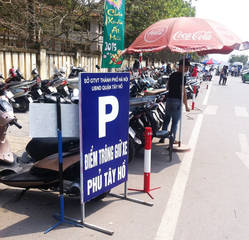 Trông giữ xe trên đường tại Hà Nội.