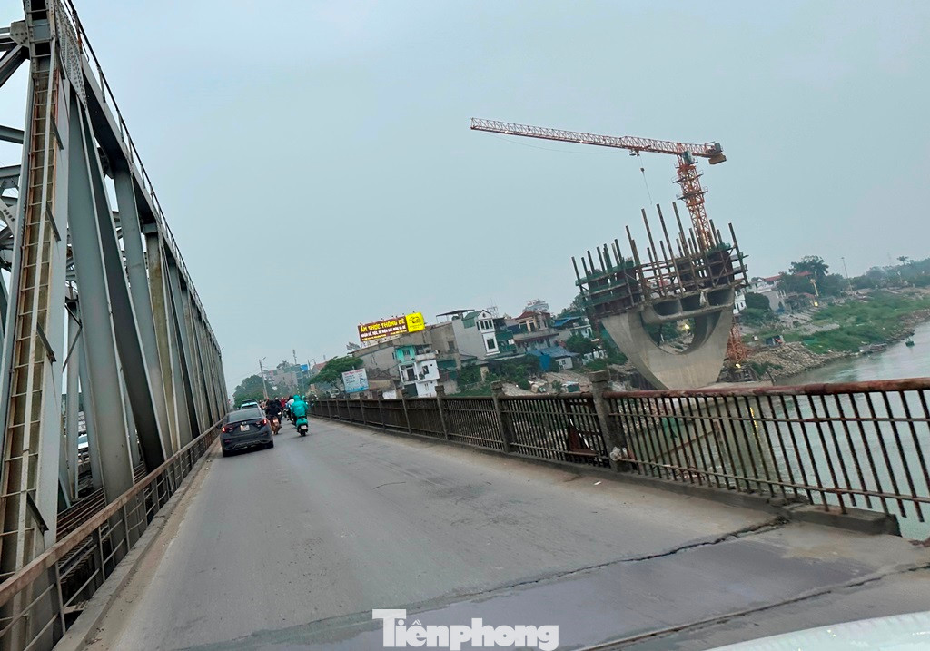 Do tuổi thọ lâu đời và lưu lượng xe qua lại lớn dẫn đến mặt cầu nhiều vị trí hư hỏng, thủng lớn, đơn vị quản lý phải dùng các tấm thép đậy lại để đảm bảo giao thông.