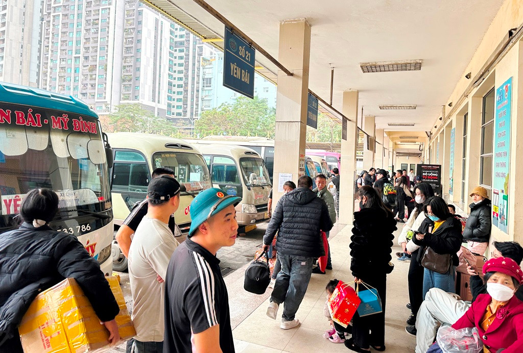 Thời điểm trưa 25/1 (tức 26 tháng Chạp), hành khách ngồi kín khu vực sảnh chờ xe tại bến xe Mỹ Đình.