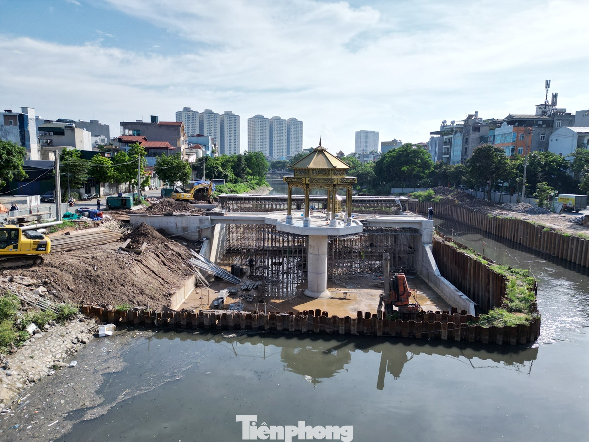 Với lòng sông Tô Lịch đoạn qua Cầu Quang (Khu đô thị Linh Đàm) đang có công trường rộng cả nghìn mét vuông, chiếm gần hết lòng sông nhiều tháng nay. Với lòng sông Tô Lịch đoạn qua Cầu Quang (Khu đô thị Linh Đàm) đang có công trường rộng cả nghìn mét vuông, chiếm gần hết lòng sông nhiều tháng nay.