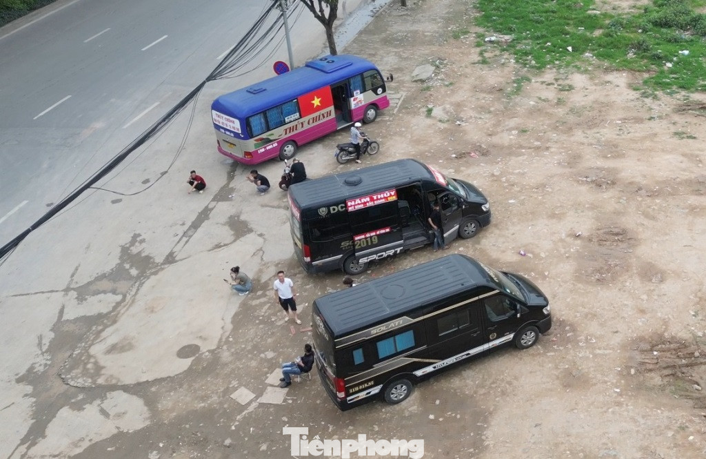 Thậm chí nhiều xe khách còn leo lên cả vỉa hè đoạn trước khu Đình Thôn (Mỹ Đình), cả tài xế, lái xe kê ghế ngồi để chờ khách.