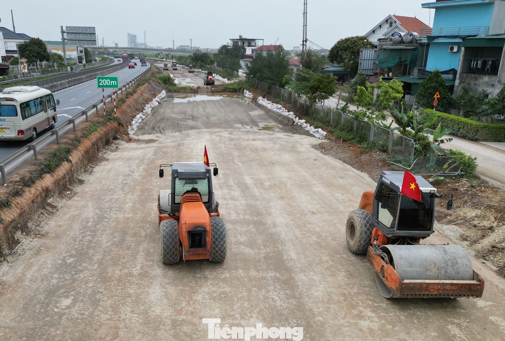 Chỉ sau 1 tháng được khởi công, hiện nhiều đoạn dự án đã đắp được lớp móng, mặt đường và phương tiện, máy móc đang tiến hành lu lèn, xử lý lún. Đại diện Sở Xây dựng tỉnh Ninh Bình cho biết, hiện dự án đang thi công tổng thể các gói thầu và thực hiện ngày đêm. Với tiến độ dự án, đại diện Sở Xây dựng tỉnh Ninh Bình cho biết, chủ đầu tư và các đơn vị thi công đang phấn đấu hoàn thành dự án trước 6 tháng so với kế hoạch đề ra là trong năm 2026.