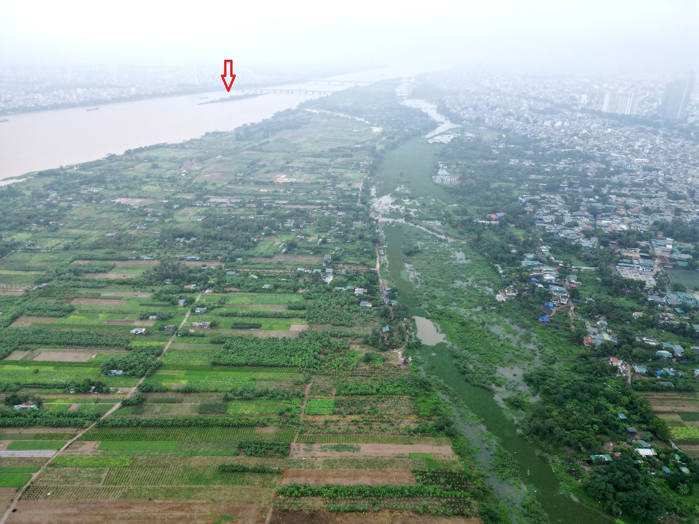 Để thực hiện dự án, liên danh nhà đầu tư đề xuất, UBND TP Hà Nội cho huy động, sử dụng khoảng 7.800 ha đất ở các bãi sông, trong đó có bãi giữa giáp cầu Long Biên (mũi tên). Ngoài xây dựng tuyến đường, liên danh cho biết, các phần đất này sẽ xây dựng cụm công viên cây xanh, vui chơi giải trí, các công trình mang tính biểu tượng của Thủ đô. Để thực hiện dự án, liên danh nhà đầu tư đề xuất, UBND TP Hà Nội cho huy động, sử dụng khoảng 7.800 ha đất ở các bãi sông, trong đó có bãi giữa giáp cầu Long Biên (mũi tên). Ngoài xây dựng tuyến đường, liên danh cho biết, các phần đất này sẽ xây dựng cụm công viên cây xanh, vui chơi giải trí, các công trình mang tính biểu tượng của Thủ đô.