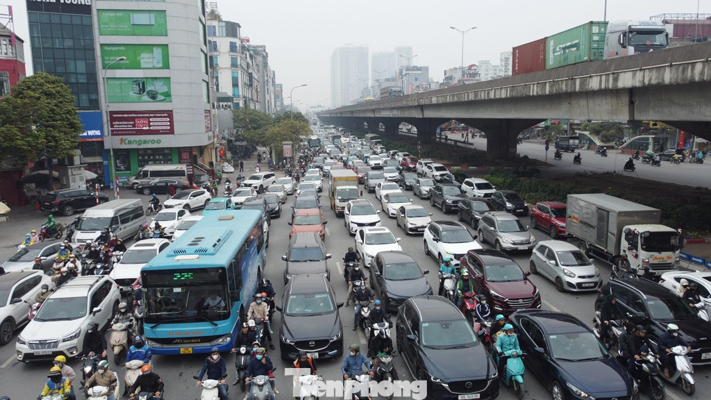 Đường Nguyễn Xiển đổ về nút cũng ùn tắc kéo dài.