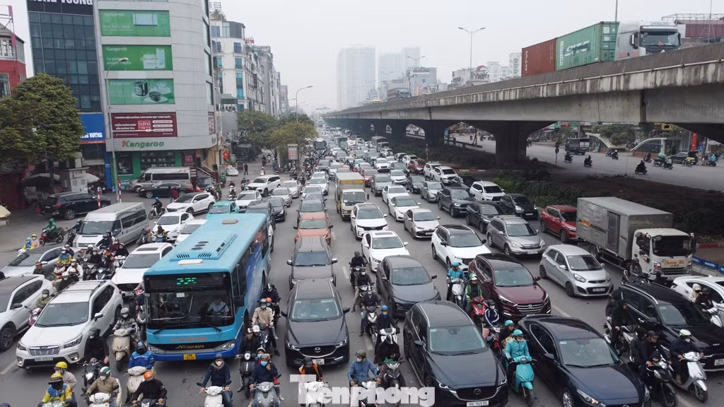 Đường Nguyễn Xiển đổ về nút cũng ùn tắc kéo dài.