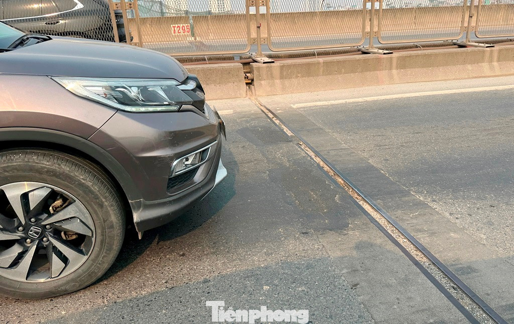 Do các khe co giãn đang bị hư hỏng, tạo sự không êm thuận cho xe lưu thông, nên trong giai đoạn đầu (từ 23/3), các đơn vị thi công sẽ tiến hành cấm đường (ban ngày cấm 1/2 lòng đường, ban đêm cấm toàn bộ chiều đường trên cao Vành đai 3) từ Mai Dịch đi nút giao đại lộ Thăng Long) để sửa chữa khe co giãn.