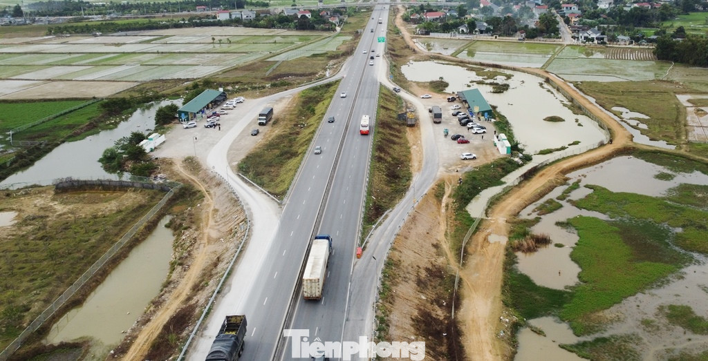 Lâu nay cao tốc Bắc - Nam đoạn từ Hà Tĩnh đến Ninh Bình "trắng" trạm dừng nghỉ theo tiêu chuẩn. Lâu nay cao tốc Bắc - Nam đoạn từ Hà Tĩnh đến Ninh Bình "trắng" trạm dừng nghỉ theo tiêu chuẩn.