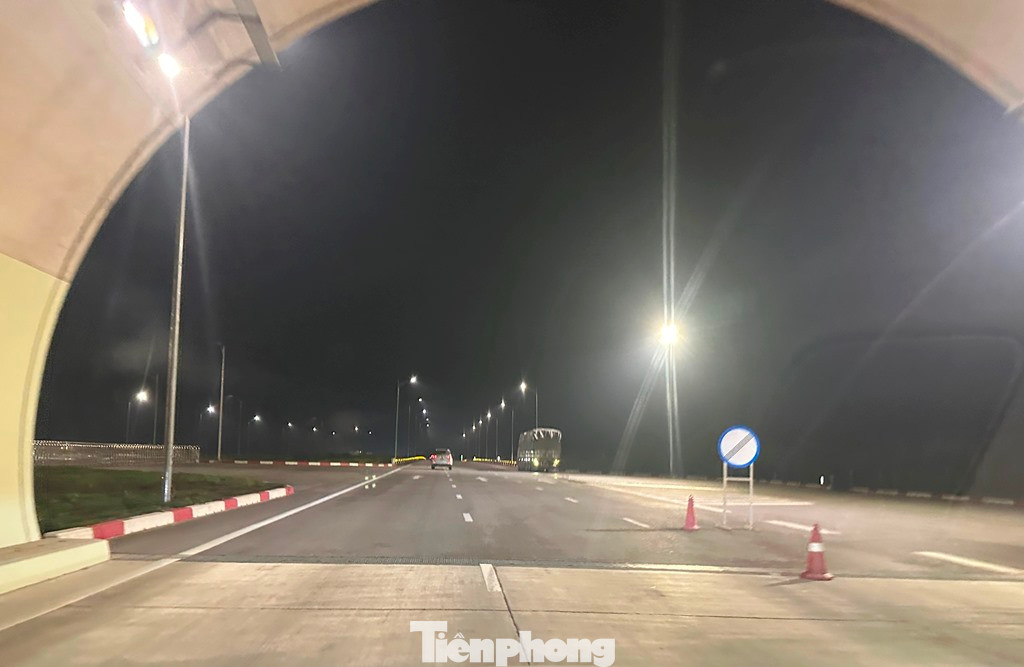 Khi ra khỏi hầm thì có biển báo hết hạ tốc độ, xe di chuyển bình thường.