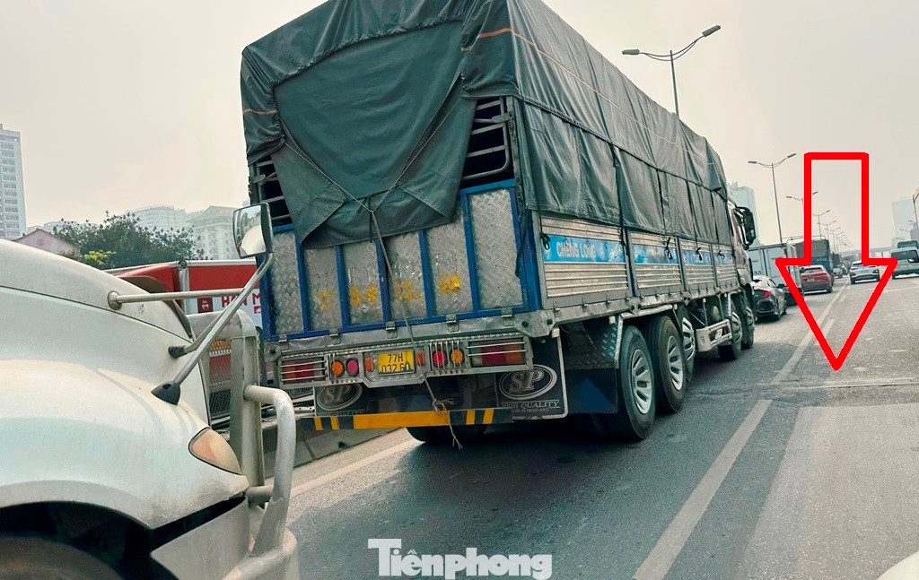 Với các đoạn đang có nhiều khe co giãn bị hư hỏng như cầu vượt Mai Dịch - nút giao đại lộ Thăng Long, ô tô và xe tải đang phải nối đuôi nhau đi với tốc độ chậm, ùn tắc liên tục xảy ra. Ảnh chụp ngày 24/3. Với các đoạn đang có nhiều khe co giãn bị hư hỏng như cầu vượt Mai Dịch - nút giao đại lộ Thăng Long, ô tô và xe tải đang phải nối đuôi nhau đi với tốc độ chậm, ùn tắc liên tục xảy ra. Ảnh chụp ngày 24/3.