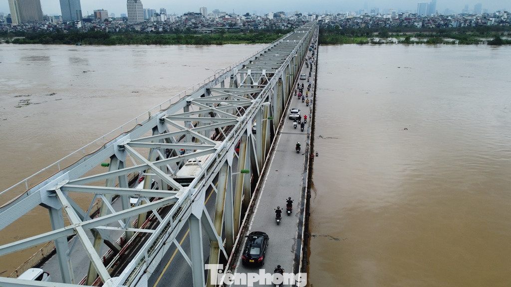 Theo đánh giá của Sở GTVT Hà Nội, cầu Chương Dương đang gánh lưu lượng xe tăng gấp nhiều lần thiết kế mặt cầu.