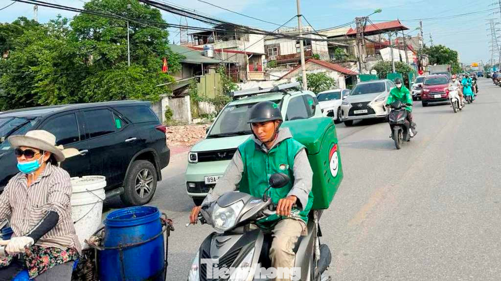 Toàn tuyến đường Tam Trinh từ Vành đai 2 đến Minh Khai nhiều năm nay rơi vào cảnh công trường thi công dang dở, bụi bặm, ùn tắc thường xuyên.